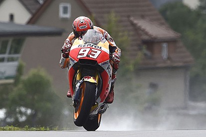 Márquez se lleva la pole a pesar de un encontronazo con Viñales