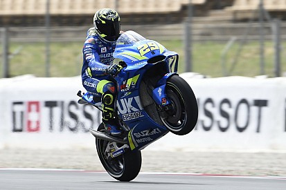 Barcellona, Libere 4: zampata di Iannone davanti a Lorenzo, che miracolo Marquez!