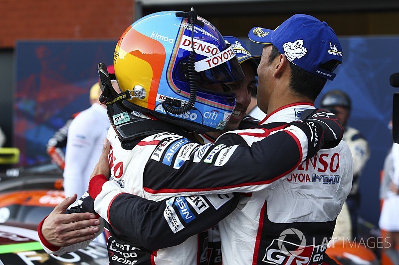 アロンソWEC初戦で優勝「表彰台は良い気分。ひと晩ここで過ごす!」