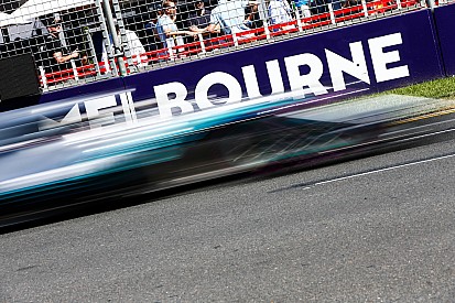 Hamilton egy hajszállal Verstappen előtt a második edzésen: Räikkönen 4.