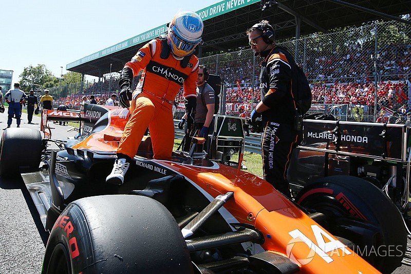 Alonso türelmes, időt ad a McLarennek, és csak ezt követően dönt