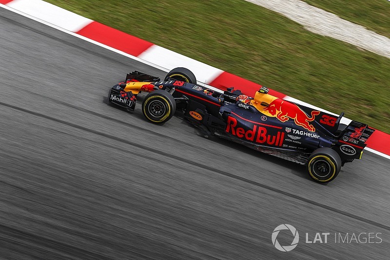 Verstappen driftelve érkezett meg a kanyarba