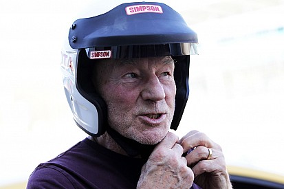 Ator de X-Men corre prova clássica em Silverstone