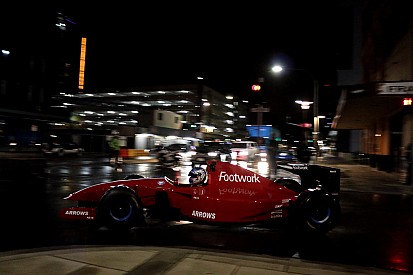 VIDEO: Konvoi malam mobil F1 di jalan raya