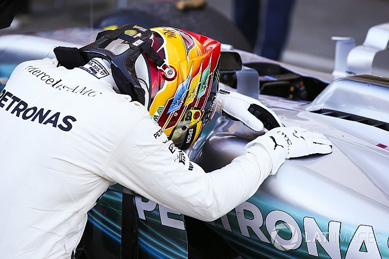 Hamilton térdre borult a Mercedes autója előtt