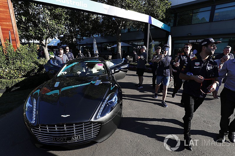 Ріккардо приїхав у Сільверстоун на камуфльованому Aston Martin