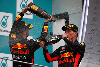 Látványos onboard Verstappen pezsgőzéséről