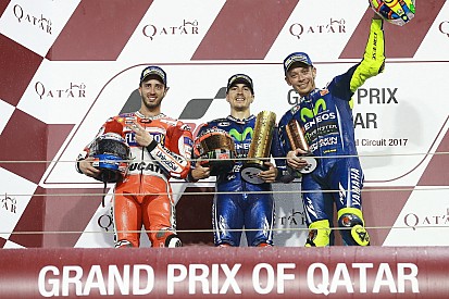 Viñales se impone en Qatar en un vibrante duelo con Dovizioso