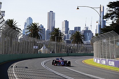 Los equipos y pilotos, atentos al cielo de Melbourne