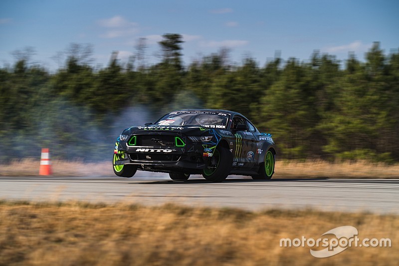 Vaughn Gittin Jr. gumt erop los in 900 pk sterke Ford Mustang