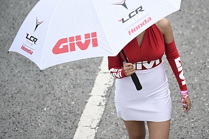 Чарівні дівчата MotoGP: під парасольками на Лосейл