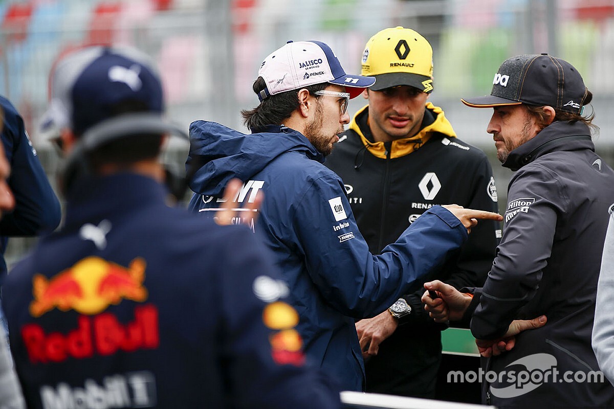 F1当家人旁观车手讨论赛事未来