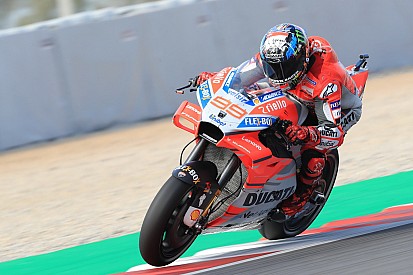 Lorenzo e la Ducati concedono il bis a Barcellona davanti a Marquez e Valentino, cade Dovi