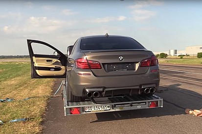 730 beygirlik BMW M5'in sesini dinleyin