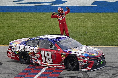 Busch supera a Larson en la última vuelta y se lleva Chicagoland