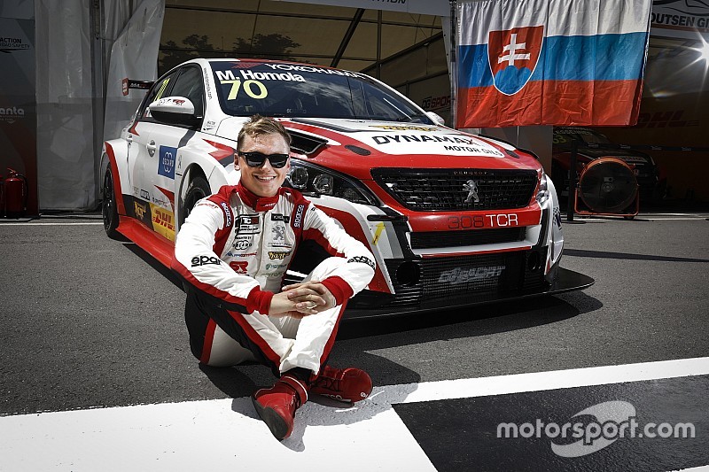 Гомола и Бьорк выиграли воскресные гонки WTCR в Вила Реале
