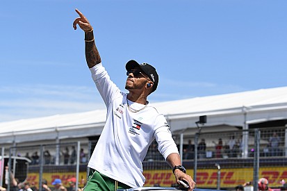 Hamilton: "F1 is in steentijd blijven hangen en moet leren van NFL en voetbal"