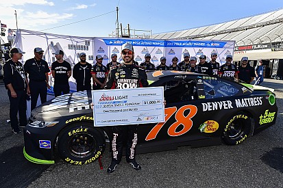 Truex regola Kyle Busch e si prende la pole a Dover