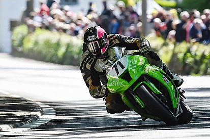 После аварии в заезде Superbike на острове Мэн умер гонщик
