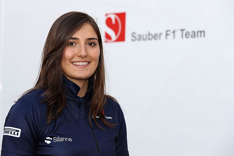 Sauber ficha a Tatiana Calderón como piloto de desarrollo