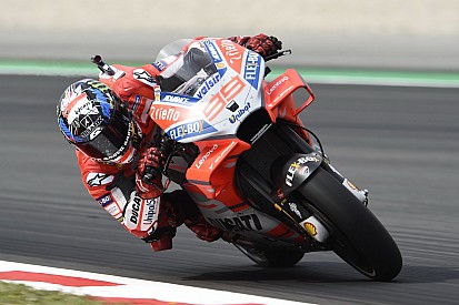 Lorenzo lidera la primera jornada en Barcelona; caída de Márquez
