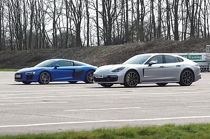 Гібридний Porsche Panamera проти атмосферного Audi R8 у драг-битві