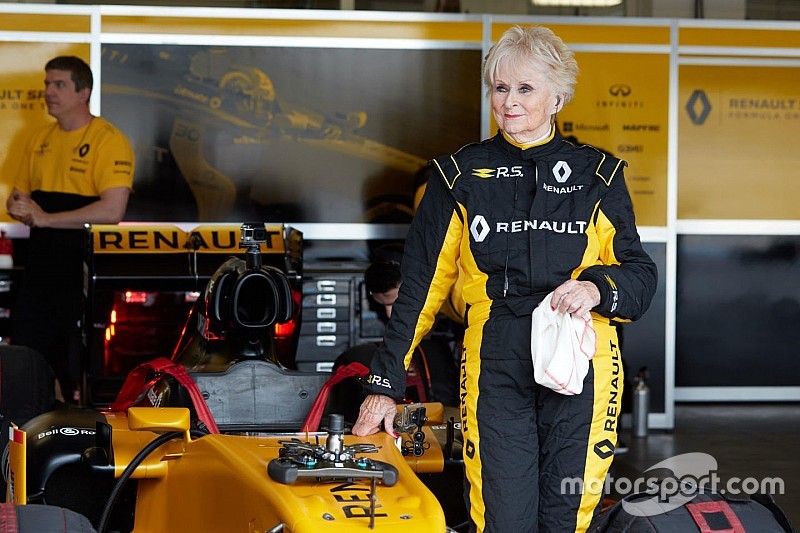 79 yaşındaki Rosemary Smith, Renault F1 aracıyla test sürüşüne çıktı!