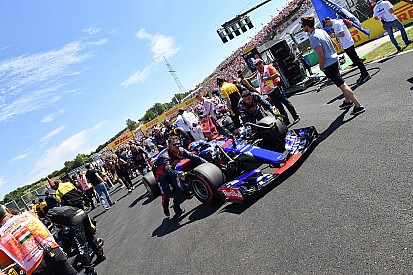 Sainz: „Az F1-es mezőny felének dobogóra kellene állnia…”