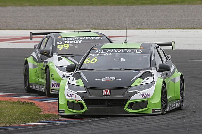 WTCC Katar: Bizarrer Crash in der Aufwärmrunde