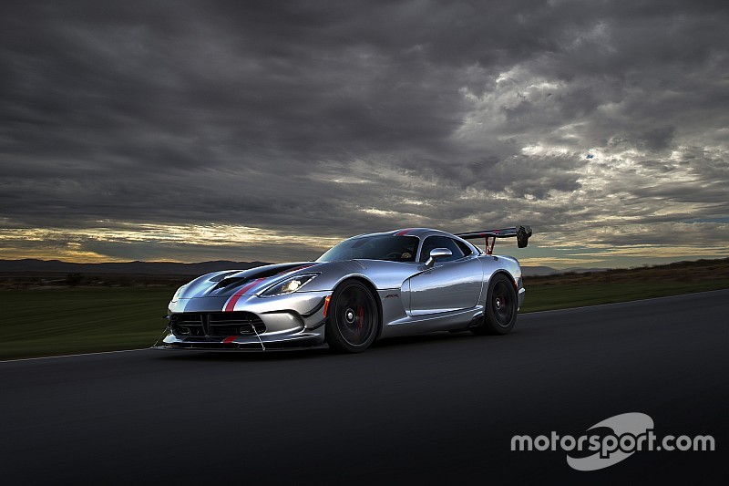 Vidéo - Une Viper ACR scotche sur place deux Porsche 911 !