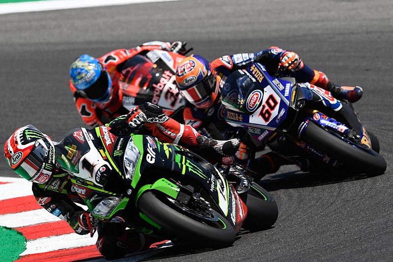 Misano, Gara 2: Rea vince al termine di una difficilissima rimonta su van der Mark e Melandri