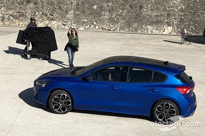 Flagra - Novo Ford Focus 2019 é pego sem camuflagem durante gravação