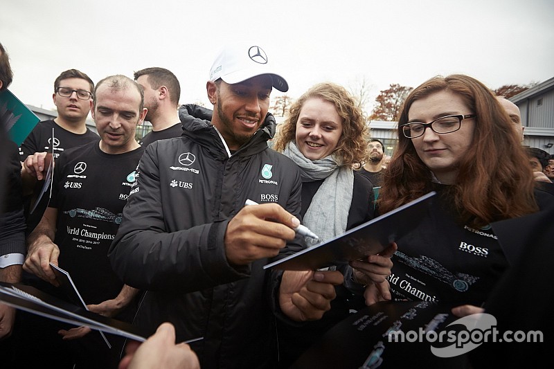 Weltmeister-Ehren: Mercedes-Team empfängt Lewis Hamilton