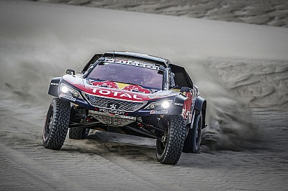Sainz volta a vencer em dia de problemas para Peterhansel