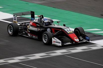 F3 Silverstone: Üçüncü yarışta zafer Vips'in