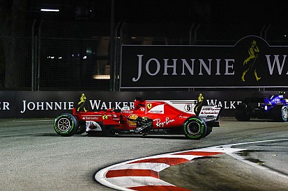 Egészen közelről Vettel Ferrarijának kiszakadt bal oldala