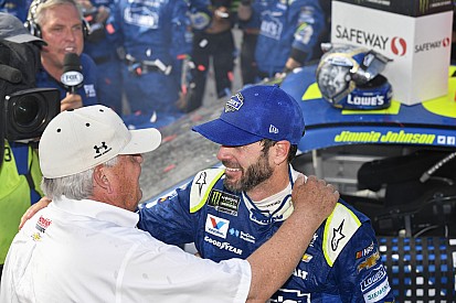 Jimmie Johnson renews deal with Hendrick through 2020
