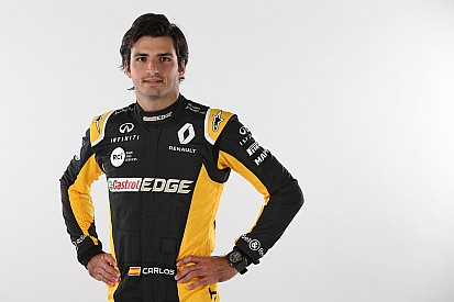 Sainz ya luce vestido de Renault