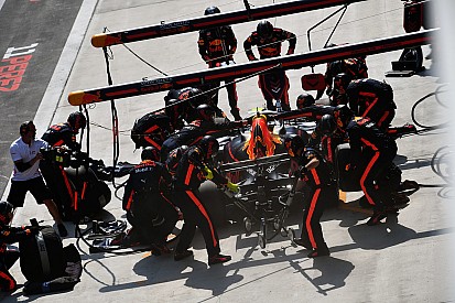 Videón a Red Bull szenzációs dupla bokszkiállása
