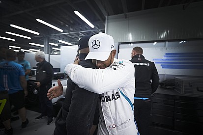 Mercedes: Vitória de Hamilton em Baku "não parece certa"
