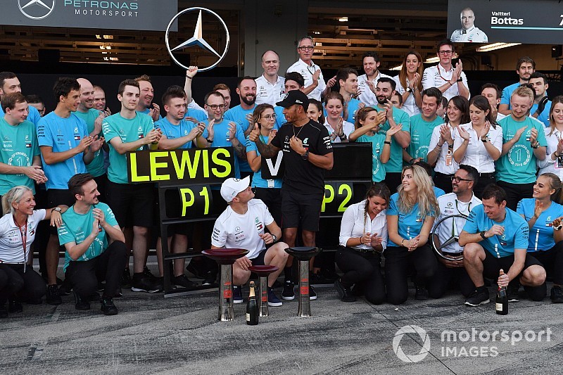Így ünnepeltette magát Hamilton a Mercedes garázsa előtt Japánban