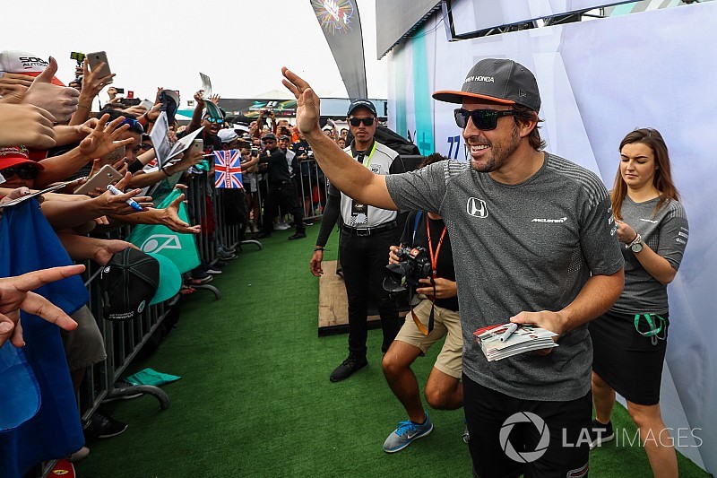 Életre szóló élményt szerzett egy japán rajongójának Fernando Alonso