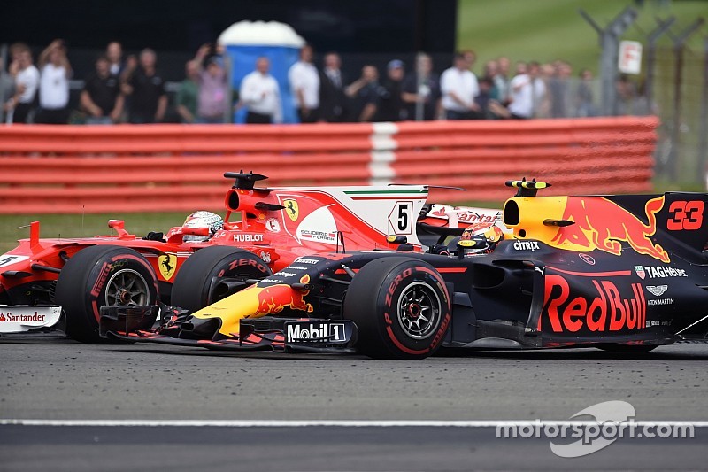Red Bull: il marciapiede arcuato che flette è geniale o è una furbata?
