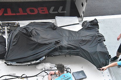 Mercedes: dalle casse sono stati scaricati a Marina Bay i due telai nudi della W09