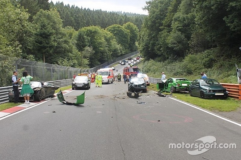 Schwerer Unfall auf der Nürburgring-Nordschleife mit 10 Verletzten