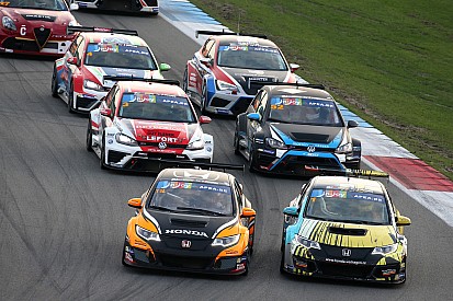 Tom Coronel met kampioensteam in TCR Benelux