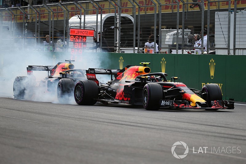 Vídeo y fotos: el accidente de los Red Bull, protagonistas en Bakú
