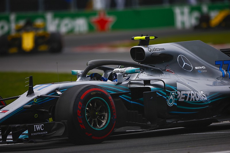 Bottas a rajtot követően összeért Verstappennel