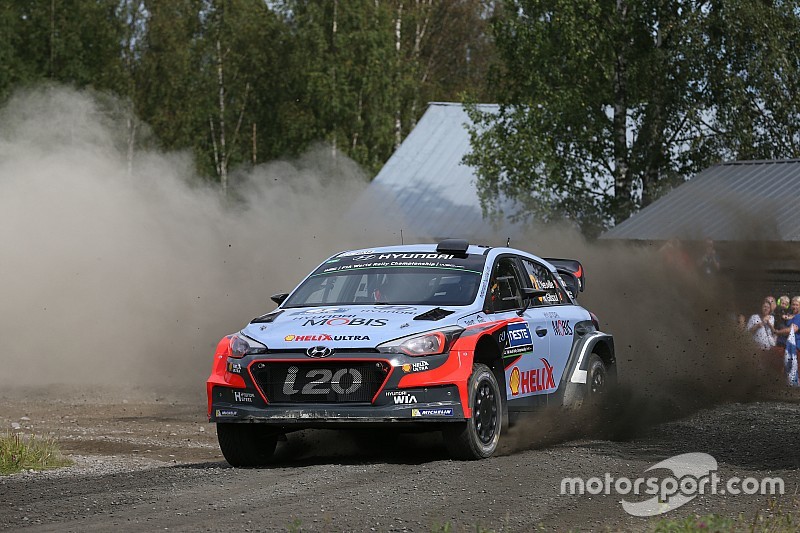 Para pembalap Hyundai Motorsport bertarung sampai akhir di Reli Finlandia