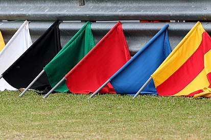 Судья FIA предложил отказаться от синих флагов в Ф1